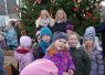 Foto: Heike Benkmann<br>Die WHU hat zusammen mit Kindern der Kita Bürgerhaus und der Grundschule Ulzburg den Weihnachtsbaum am Marktplatz geschmückt
