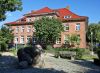 Foto: Thomas Lendt<br>Ehemalige Schule in Henstedt (Henstedt-Ulzburg) - Hinteransicht mit Kulturdenkmal
