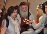 Foto: KuKuHU<br>Renate Hanebutte zeigt dem Publikum in der Ev.-methodistischen Kirche einer ihrer Marionetten, …