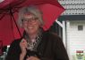 Foto: KuKuHU<br>Weinkate Brunnert: Susanne Nähr mit nassem Schirm und guter Laune