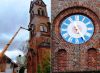 Foto: Helmut Ernst<br>Bei stürmischem Wetter - am 11. April 2014 - wird die neue Uhr der Erloeserkirche eingebaut<br>und strahlt anschliessend in der Sonne . . .