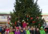 Foto: Heike Benkmann<br>Die WHU hat zusammen mit Kindern der Kita Bürgerhaus und der Grundschule Ulzburg den Weihnachtsbaum am Marktplatz geschmückt