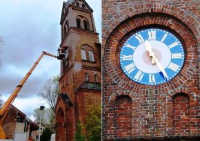 Foto: Helmut Ernst<br>Bei stürmischem Wetter - am 11. April 2014 - wird die neue Uhr der Erloeserkirche eingebaut<br>und strahlt anschliessend in der Sonne . . .