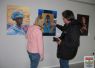 Foto: KuKuHU<br>Martina Markgraf spricht mit Frank Knittermeier (Norderstedter Zeitung) über ihre Bilderausstellung im Rathaus