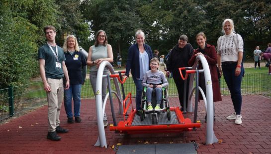 Sören Reinecke und Anne Fuchs vom Beirat Inklusion gemeinsam mit Bürgermeisterin Ulrike Schmidt, Mirjam Dean und ihrem Sohn Josh, der Inklusionsbeauftragten Uta Herrnring-Vollmer sowie Sophia Schiebe und Sylvie Manke vom Kinderschutzbund.