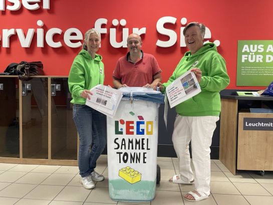 Die beiden Inklusionsbeauftragten für Menschen mit Behinderung, Britta Brünn (links) und Uta Herrnring-Vollmer, übergaben an Kaufland-Filialleiter Stephan Kufka die neue Sammel-tonne. Foto: Inklusionsbeauftragte