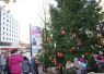 Foto: Heike Benkmann<br>Die WHU hat zusammen mit Kindern der Kita Bürgerhaus und der Grundschule Ulzburg den Weihnachtsbaum am Marktplatz geschmückt