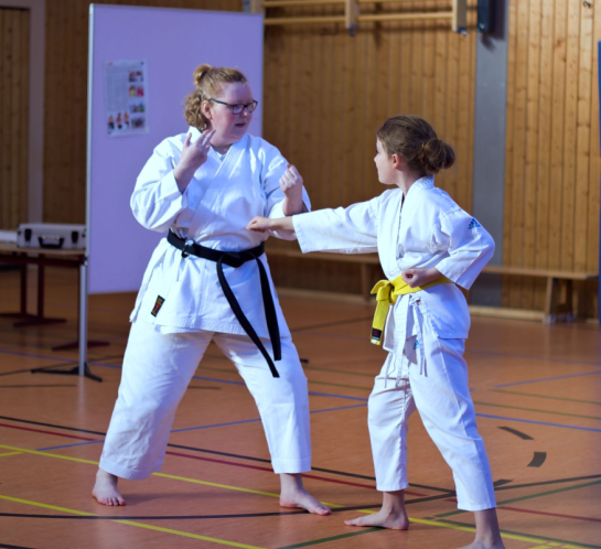 Katja Mäckelmann, Trainerin für Karate im 1. SC Norderstedt mit der Karate-Schülerin Fritzi Wedemeyer