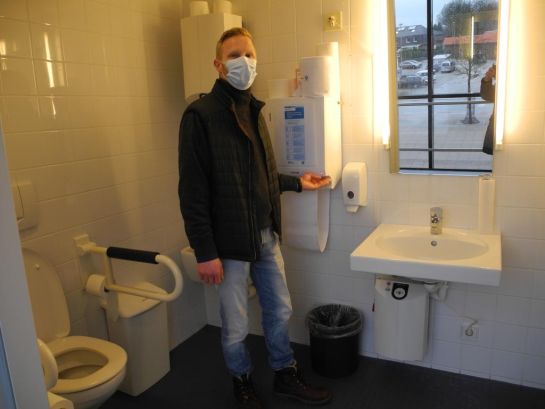 Beim Handtuchhalter fängt es schon an: Rainer Jaeger und der Beirat Inklusion für Menschen mit Behinderung haben öffentliche Toiletten in Henstedt-Ulzburg auf ihre Behindertengerechtigkeit überprüft.