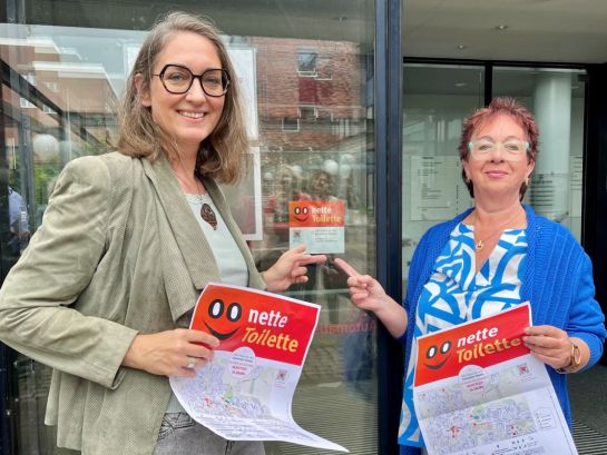 Bürgermeisterin Ulrike Schmidt zusammen mit Birgit Groth vom Beirat Inklusion, die das Projekt „Die nette Toilette“ federführend vorangetrieben hat.