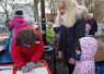 Foto: Heike Benkmann<br>Die WHU hat zusammen mit Kindern der Kita Bürgerhaus und der Grundschule Ulzburg den Weihnachtsbaum am Marktplatz geschmückt