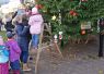 Foto: Heike Benkmann<br>Die WHU hat zusammen mit Kindern der Kita Bürgerhaus und der Grundschule Ulzburg den Weihnachtsbaum am Marktplatz geschmückt