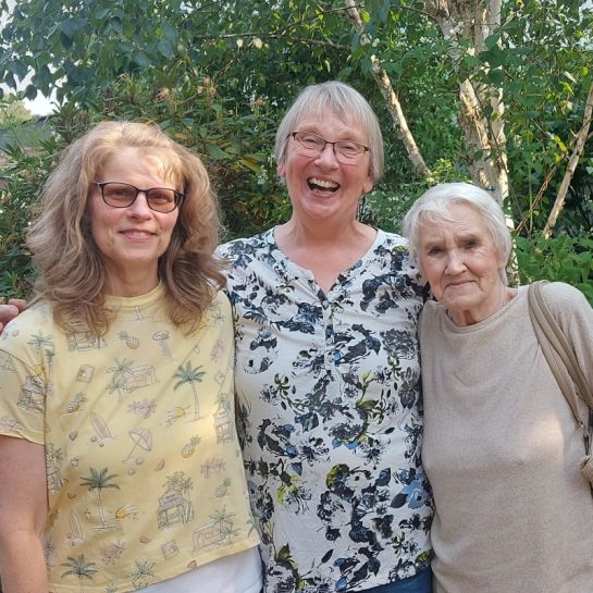 Anke Schwalenberg, Helga Heins und Annelie Grewing (von links) trugen kürzlich beim Vorlesen im Kulturtreff spontan gemeinsam etwas vor – im September will das Trio erneut für Unterhaltung sorgen.