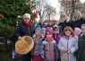 Foto: Heike Benkmann<br>Die WHU hat zusammen mit Kindern der Kita Bürgerhaus und der Grundschule Ulzburg den Weihnachtsbaum am Marktplatz geschmückt