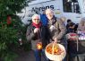 Foto: Heike Benkmann<br>Die WHU hat zusammen mit Kindern der Kita Bürgerhaus und der Grundschule Ulzburg den Weihnachtsbaum am Marktplatz geschmückt