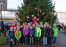 Foto: Heike Benkmann<br>Die WHU hat zusammen mit Kindern der Kita Bürgerhaus und der Grundschule Ulzburg den Weihnachtsbaum am Marktplatz geschmückt