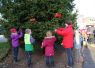 Foto: Heike Benkmann<br>Die WHU hat zusammen mit Kindern der Kita Bürgerhaus und der Grundschule Ulzburg den Weihnachtsbaum am Marktplatz geschmückt