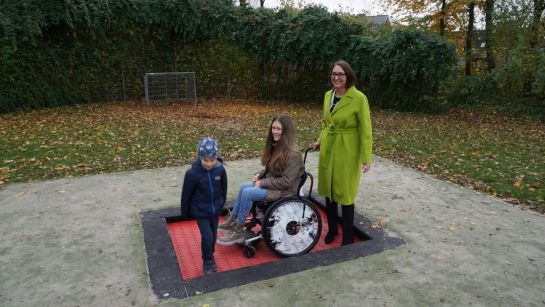 Mattes, Neele Lu und Bürgermeisterin Ulrike Schmidt testen das neue Spielgerät auf dem Spielplatz in der Bahnhofstraße.