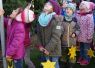 Foto: Heike Benkmann<br>Die WHU hat zusammen mit Kindern der Kita Bürgerhaus und der Grundschule Ulzburg den Weihnachtsbaum am Marktplatz geschmückt