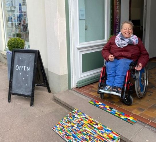 Vorbild ist die „Lego-Oma“ Rita Ebel aus Hanau, die mit ihrem Team bereits 92 Rampen für Geschäfte gebaut haben.