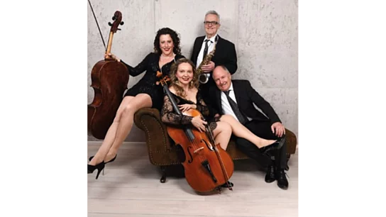 Ein Foto der Musiker mit ihren Instrumenten.