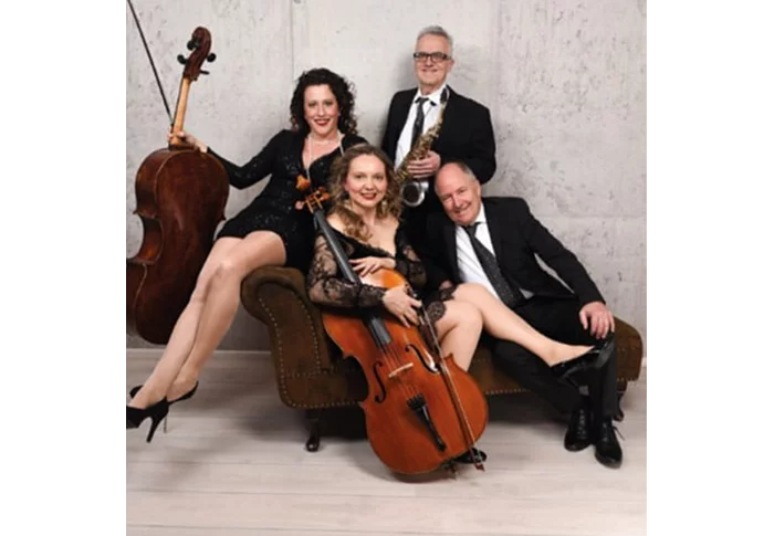 Ein Foto der Musiker mit ihren Instrumenten.