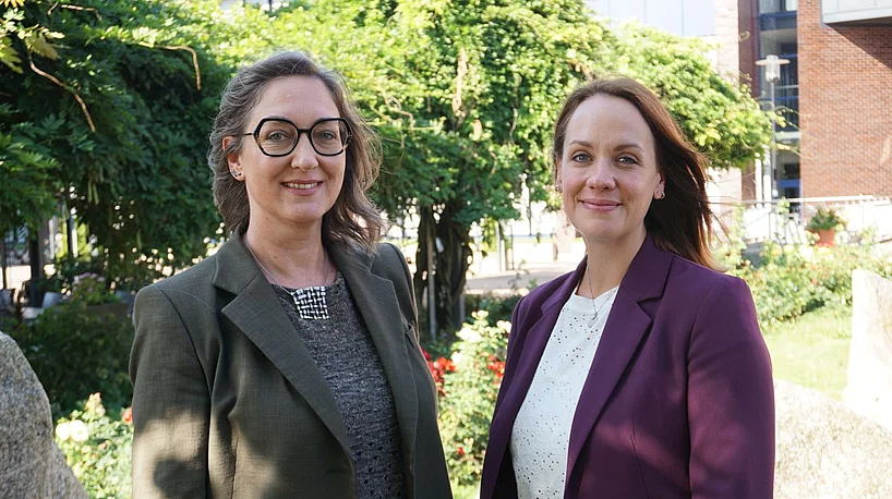 Bürgermeisterin Ulrike Schmidt (links) und Annika Fister aus der Stabsstelle Büro der Bürgermeisterin freuen sich über zahlreiche Gäste beim Rathausfest am 20. September
