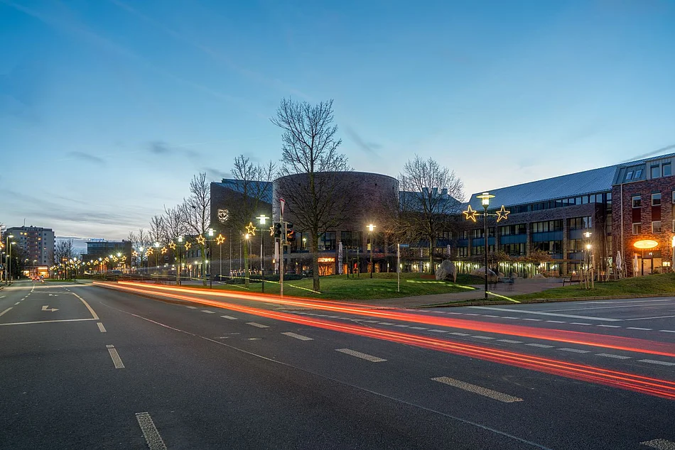 Beleuchtete Hamburger Straße und Rathaus.