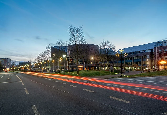 Beleuchtete Hamburger Straße und Rathaus.
