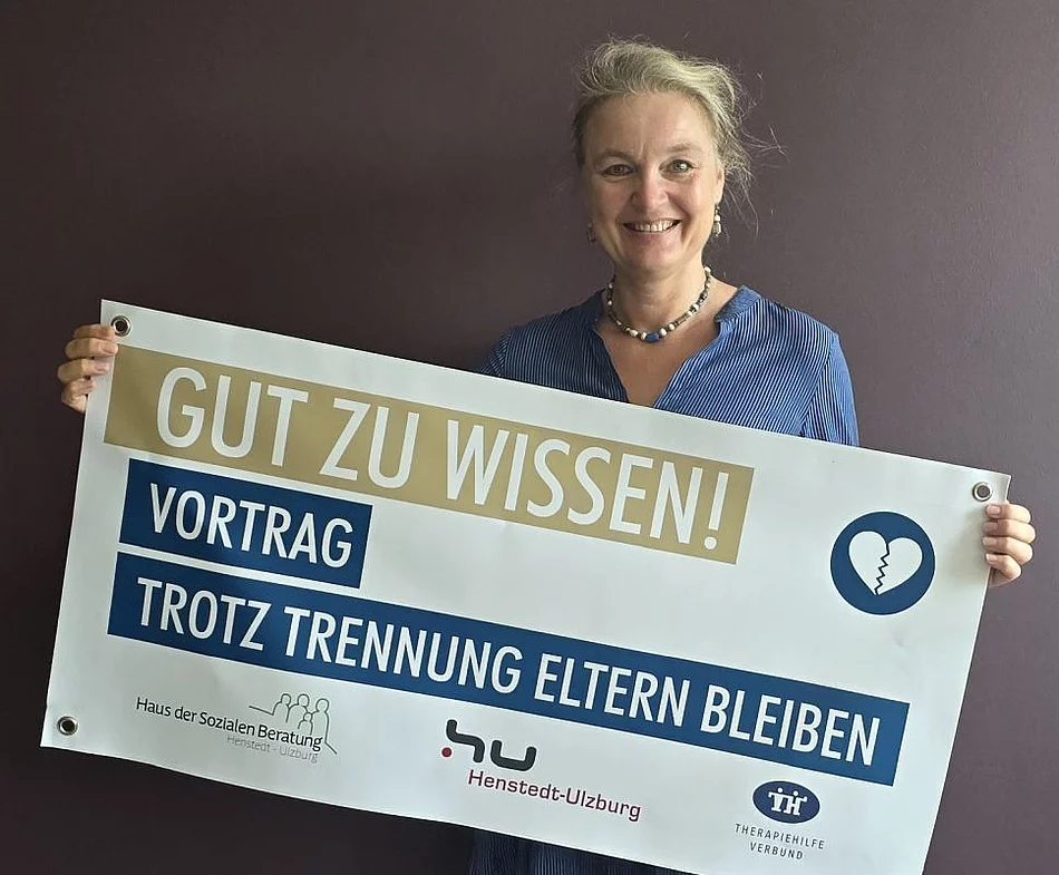Die Gleichstellungsbeauftragte Svenja Gruber hält das Plakat zur Veranstaltung in beiden Händen vor sich.