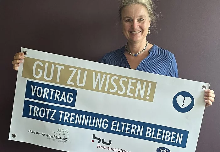 Die Gleichstellungsbeauftragte Svenja Gruber hält das Plakat zur Veranstaltung in beiden Händen vor sich.