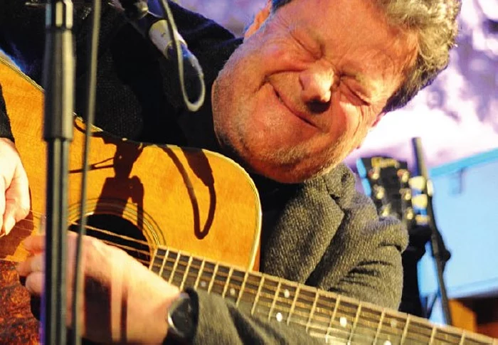 Ein Mann spielt Gitarre.