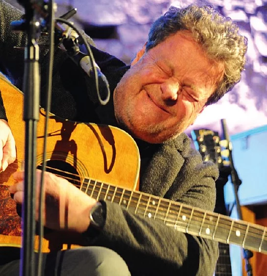 Ein Mann spielt Gitarre.