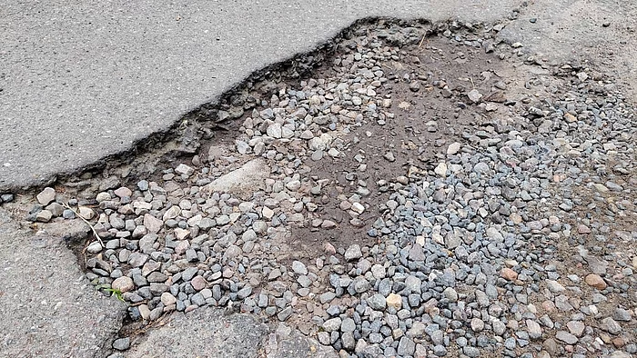 Ein Schlagloch in der Straße kann über den Mängelmelder gemeldet werden