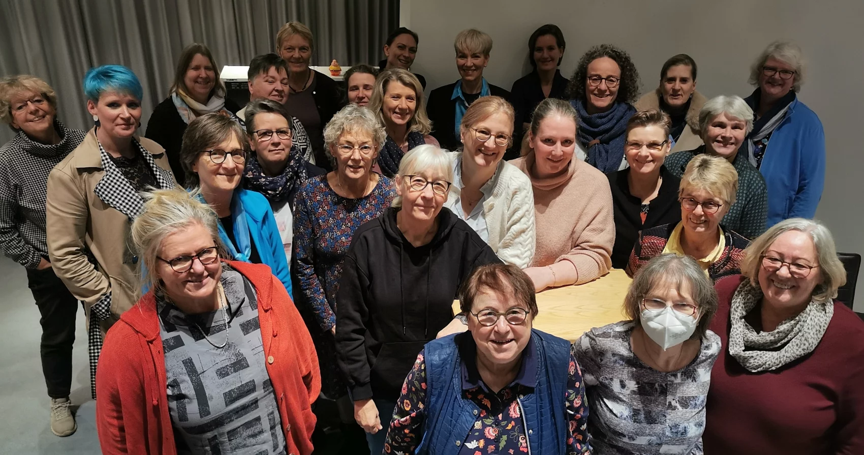 Eine Gruppe von circa 20 Frauen aus der Kommunalpolitik schaut freudig in die Kamera.