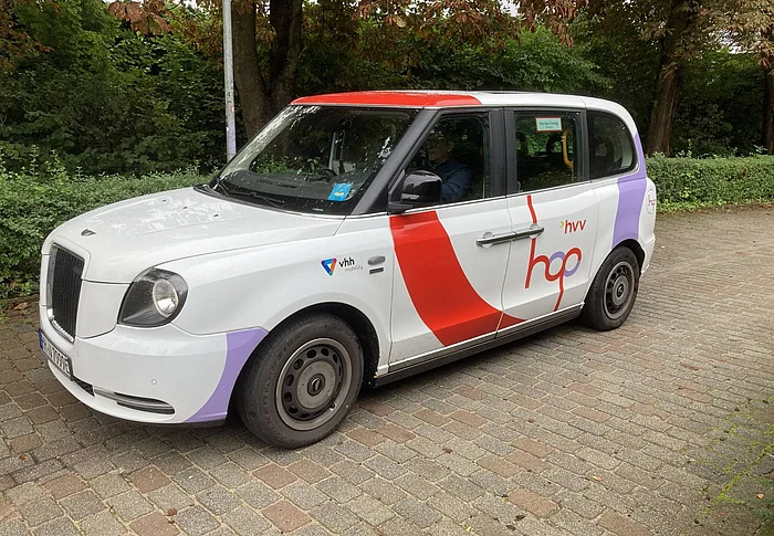 Ein „hvv hop“-Fahrzeug an der Kulturkate.