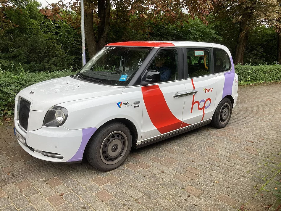 Ein „hvv hop“-Fahrzeug an der Kulturkate.