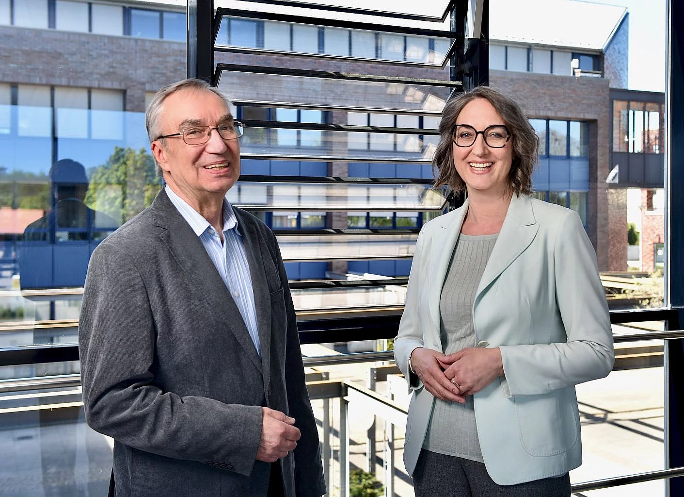 Bürgervorsteher Henry Danielski und Bürgermeisterin Ulrike Schmidt vor der Kulisse des Rathauses