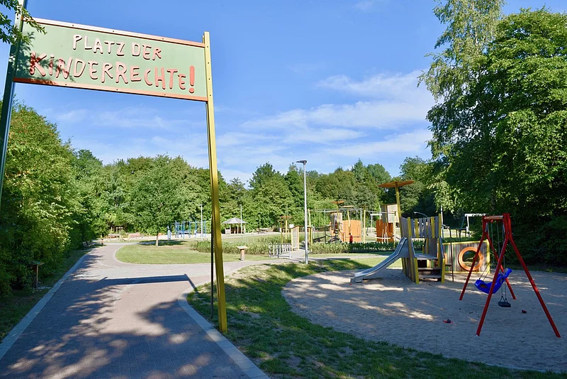 Der Platz der Kinderrechte bietet als inklusiver Spielplatz Dammstücken nicht nur Spielmöglichkeiten für Kinder mit und ohne Beeinträchtigung, sondern denkt auch beispielsweise mit alters- und rollstuhlgerechten Sitzmöglichkeiten alle Generationen mit. 