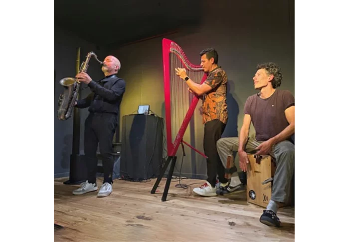 Ein Foto der Musiker mit ihren Instrumenten.