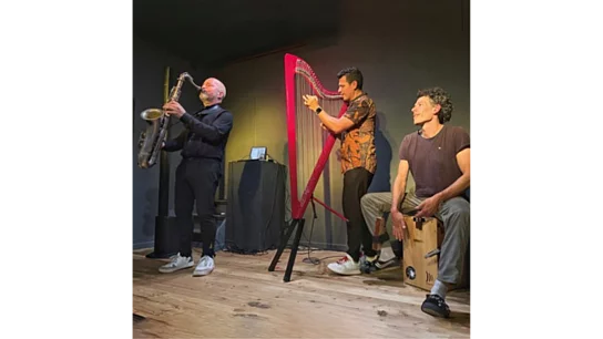Ein Foto der Musiker mit ihren Instrumenten.
