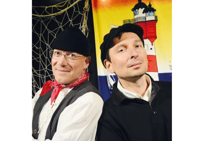 Die Künstler schauen in die Kamera.