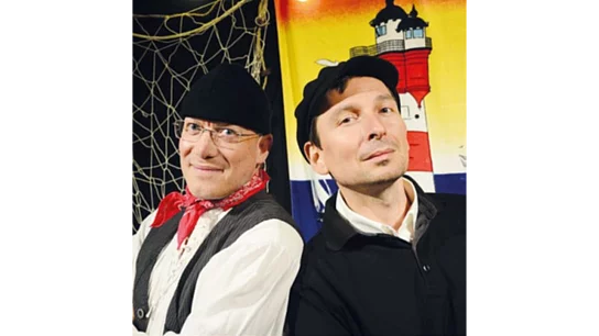 Die Künstler schauen in die Kamera.