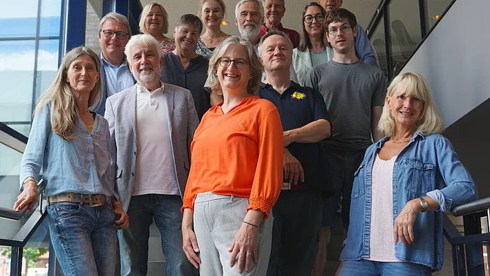 Gruppenbild der Akteure des Inklusionsplans auf einer Treppe