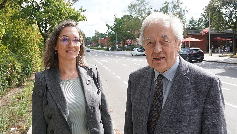 Bürgermeisterin Ulrike Schmidt und 1. Stellvertretender WZV-Verbandsvorsitzender Klaus Gerdes stehen vor der sanierten Wilstedter Straße.