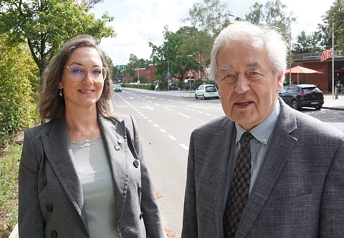 Bürgermeisterin Ulrike Schmidt und 1. Stellvertretender WZV-Verbandsvorsitzender Klaus Gerdes stehen vor der sanierten Wilstedter Straße.