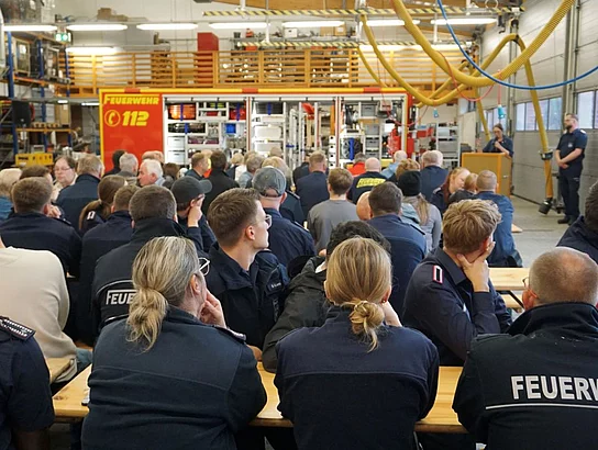 Zahlreiche Kameradinnen und Kameraden, Vertreterinnen und Vertreter aus der Politik und Verantwortliche aus den verschiedenen beteiligten Firmen kamen zur offiziellen Fahrzeugübergabe.