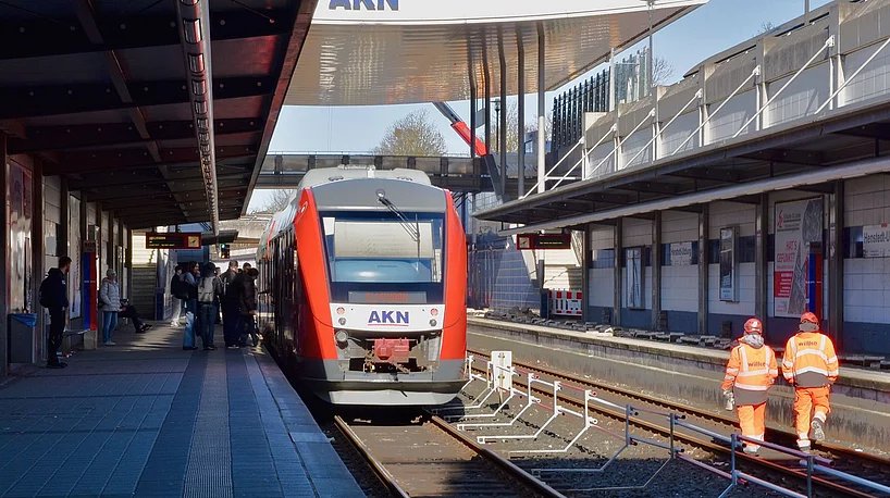 Ein AKN-Triebfahrzeug mit dem Ziel Elmshorn steht am Haltepunkt Henstedt-Ulzburg.