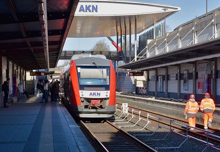 Ein AKN-Triebfahrzeug mit dem Ziel Elmshorn steht am Haltepunkt Henstedt-Ulzburg.