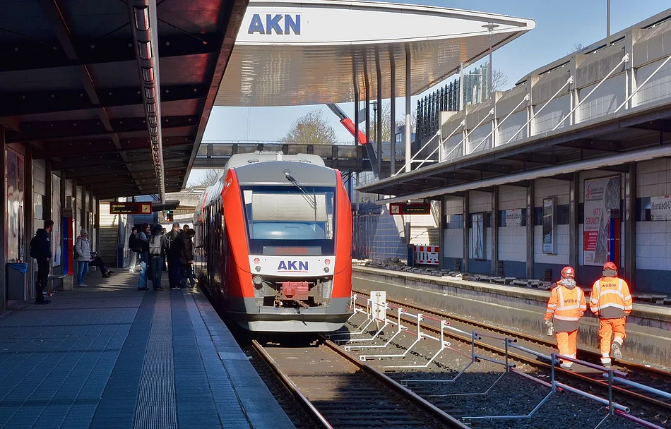 Ein AKN-Triebfahrzeug mit dem Ziel Elmshorn steht am Haltepunkt Henstedt-Ulzburg.